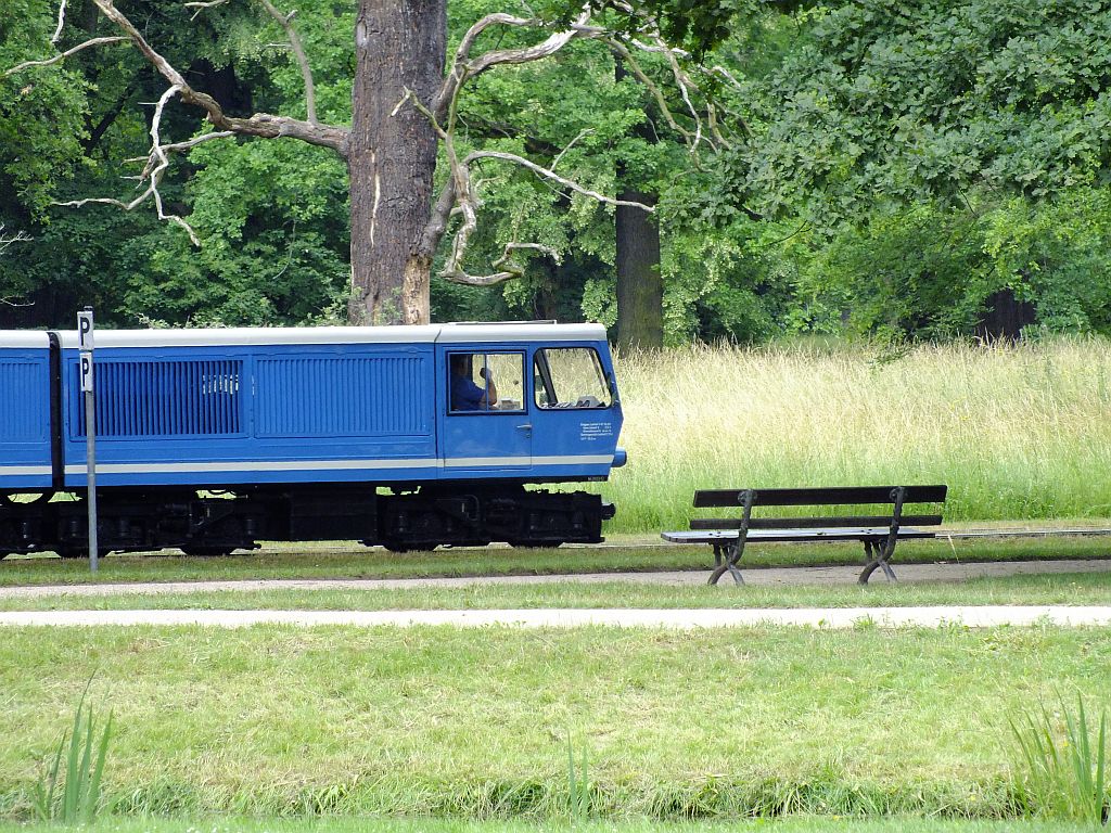 bank_mit_baum_und_eisenbahn.jpg