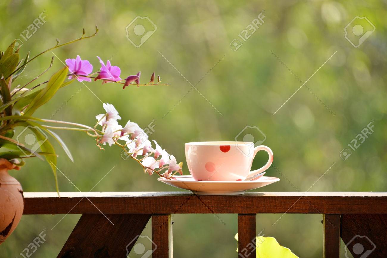 37403432-kaffee-auf-der-schiene-mit-orchidee-....jpg