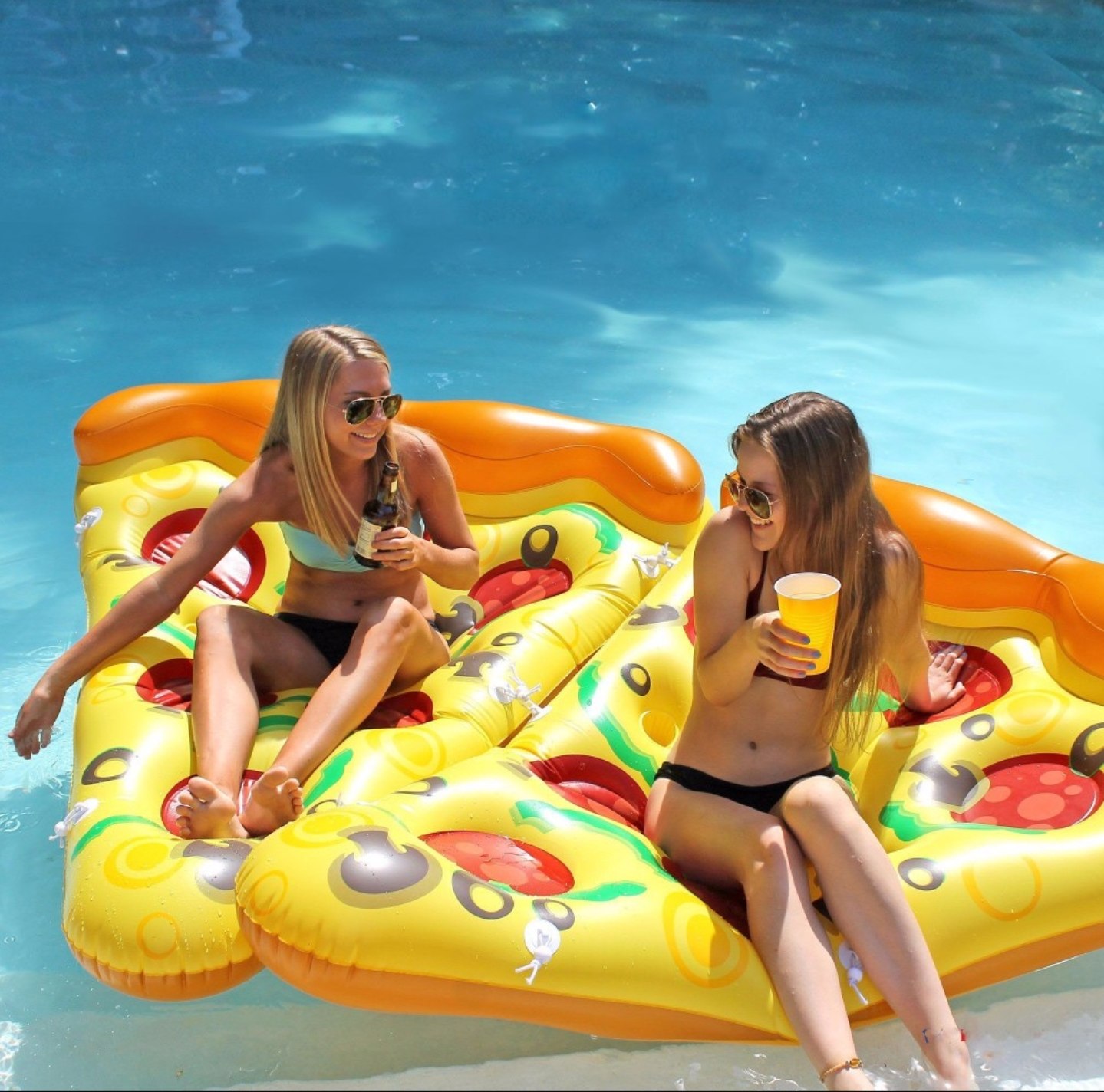 zwei_pizzaschnitten_im_pool_7050-100458_jpg.jpg