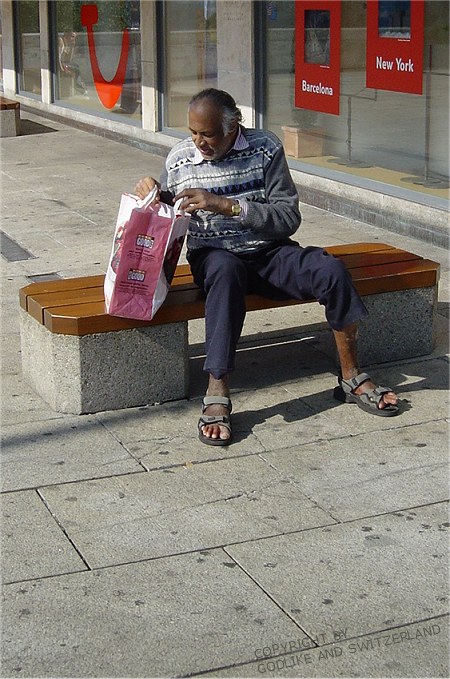 Inder_beim_Ausruhen,_Basel,_Schweiz.jpg