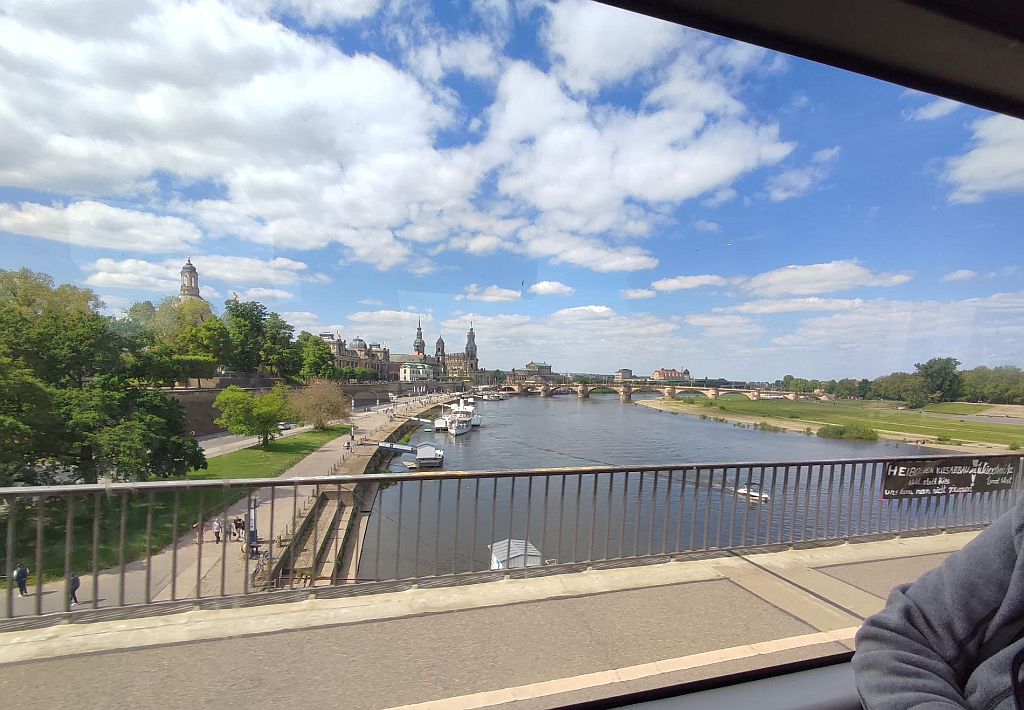 dresden_aus_der_stra__enbahn.jpg