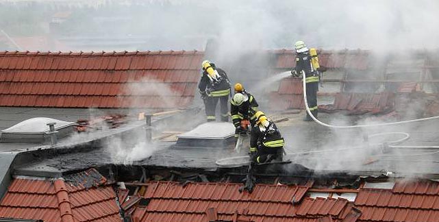 feuerwehr-kein-loeschversuch-bei-brennendem-....jpg